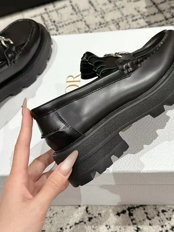 👟👟Ex-factory price 700👟👟 Dior 25/early spring new coin tassel thick-soled loafers made of black calf leather with white leather tassels to show a contrasting layering. The tassels are embellished with silver lucky star metal medals. They are very exquisite, comfortable and good-looking💯 and easy to match. Can be worn in spring, summer, autumn and winter! ✔️Upper: original imported open-edge beaded cowhide ✔️Inner lining: water-dyed cowhide ✔️Sole: original rubber foam outsole ✔️Size: 35-41 (40.41 customized, non-refundable)